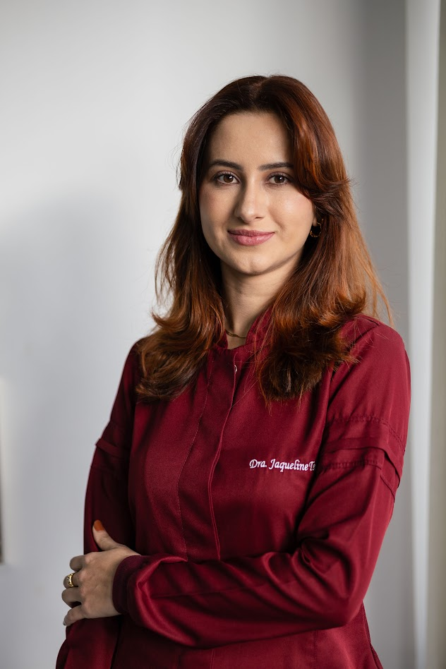 Dra. Jaqueline Teles, cirurgiã-dentista com foco em DTM e Bruxismo em Belo Horizonte