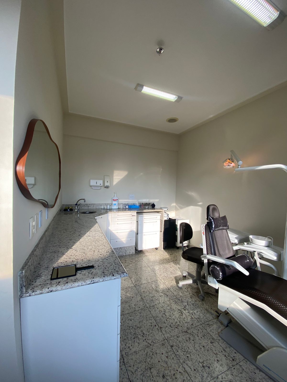 Sala de atendimento do consultório da Dra. Jaqueline Teles em Belo Horizonte