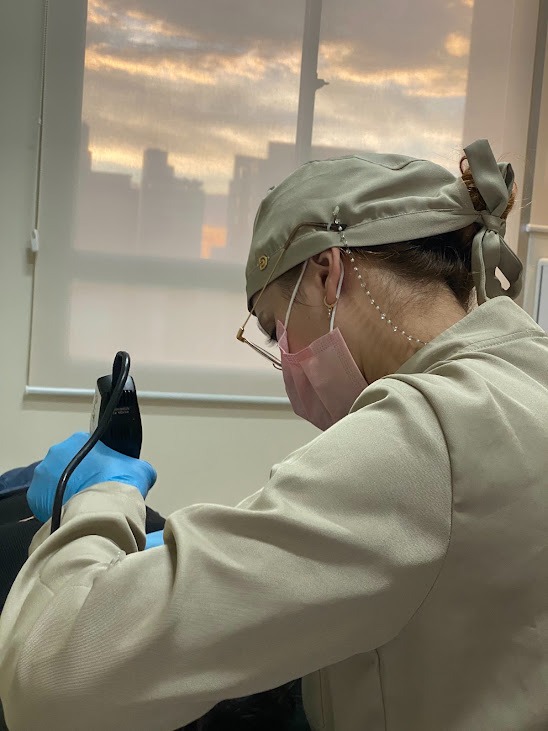 Dra. Jaqueline Teles durante atendimento odontológico